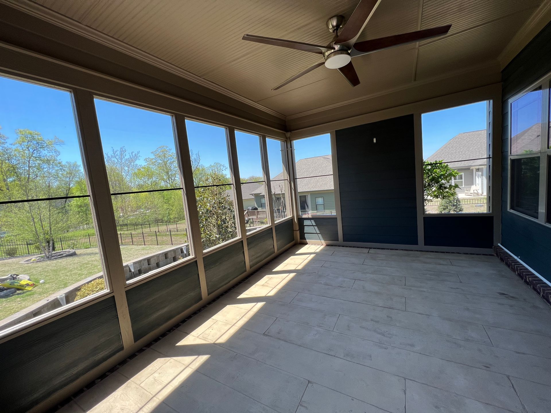 screened room with ceiling fan