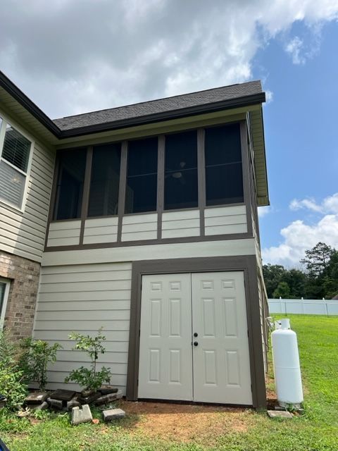 Screen Porch outside view with picnic table