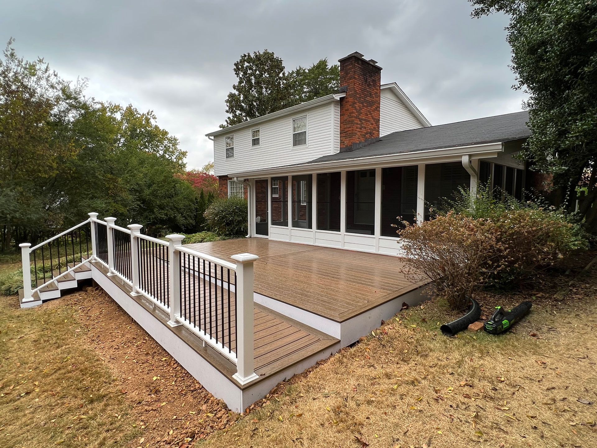 spacious deck with ramp and steps