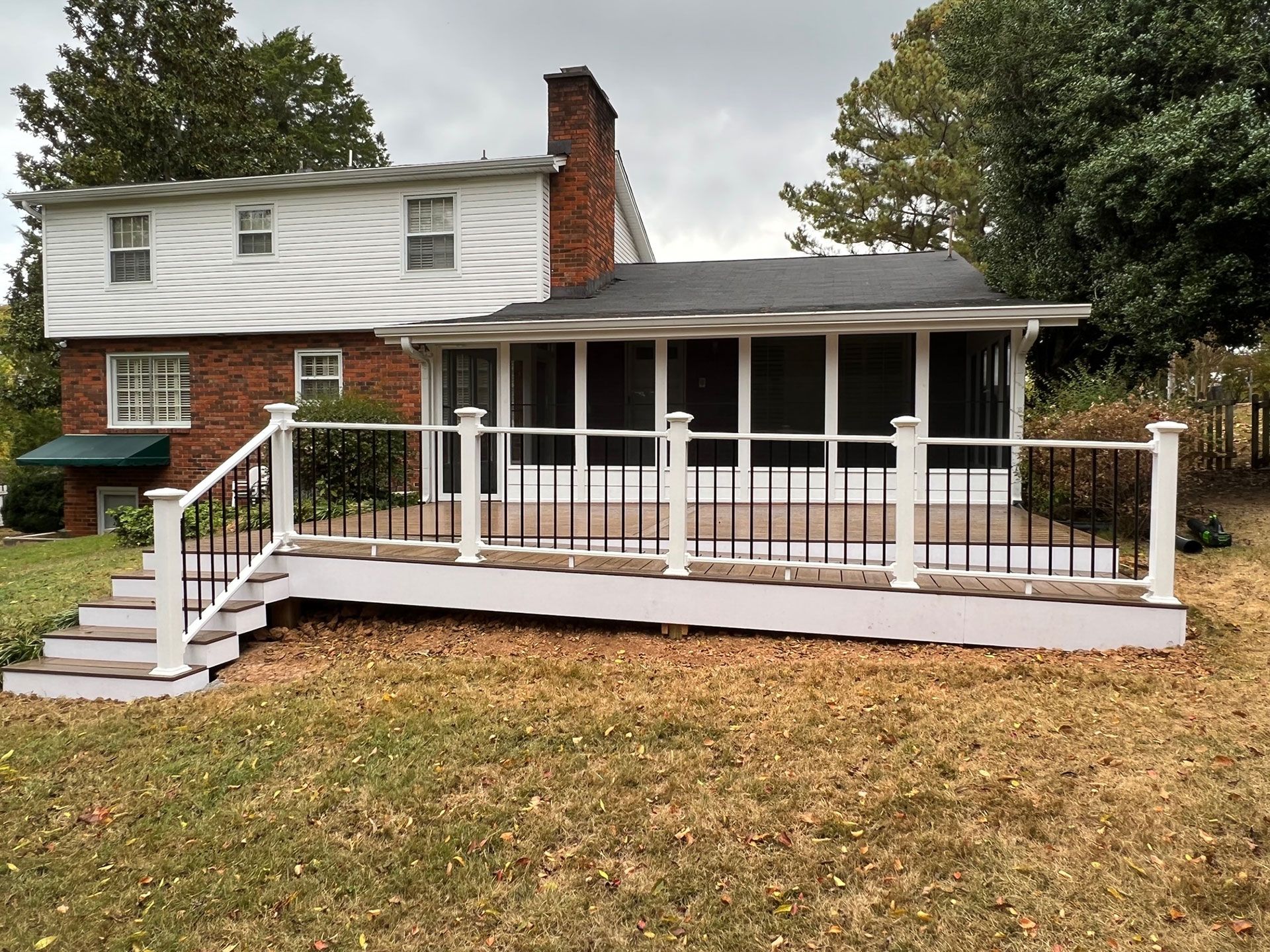 spacious deck with railing