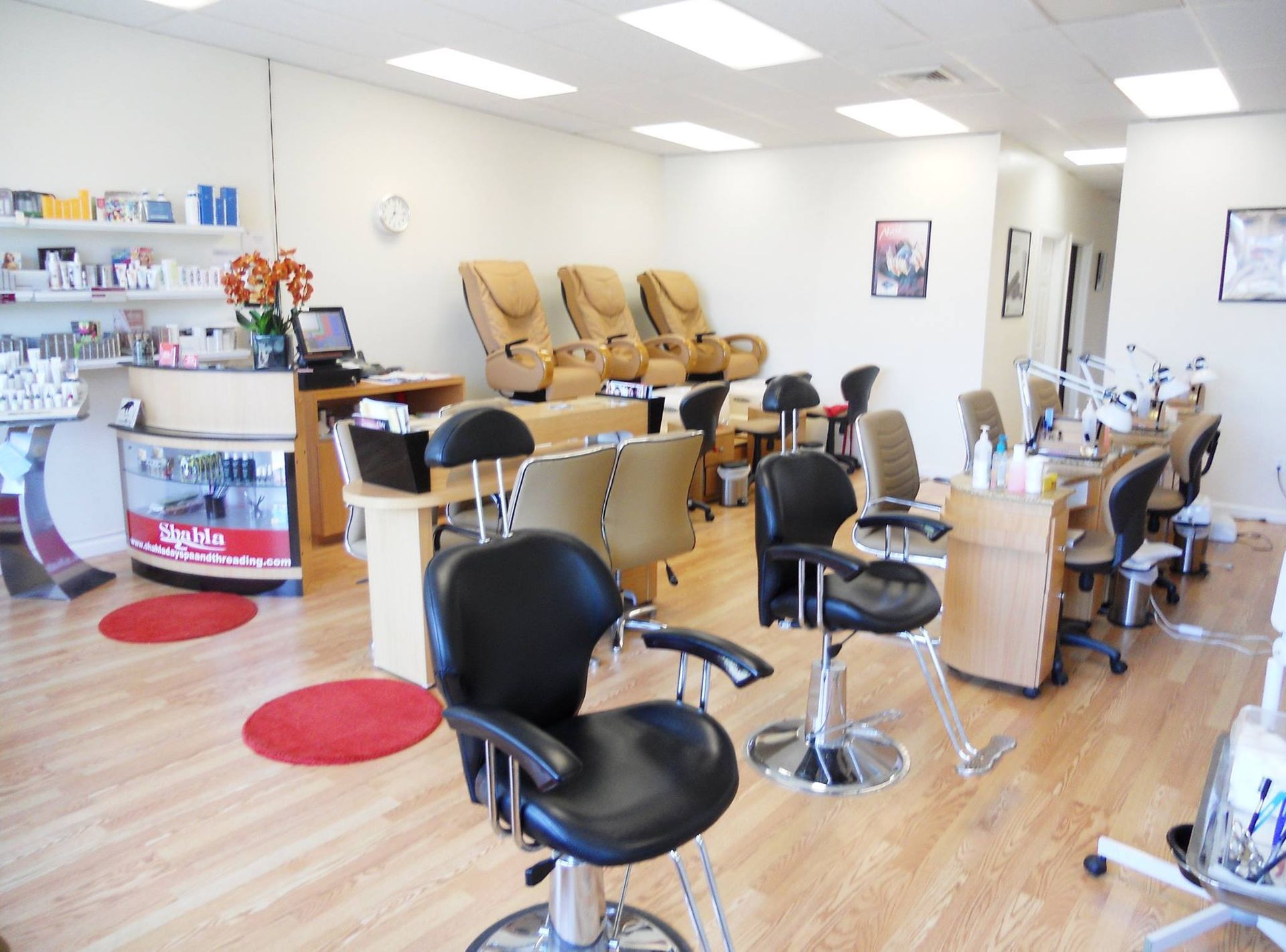 A salon with a lot of chairs and tables