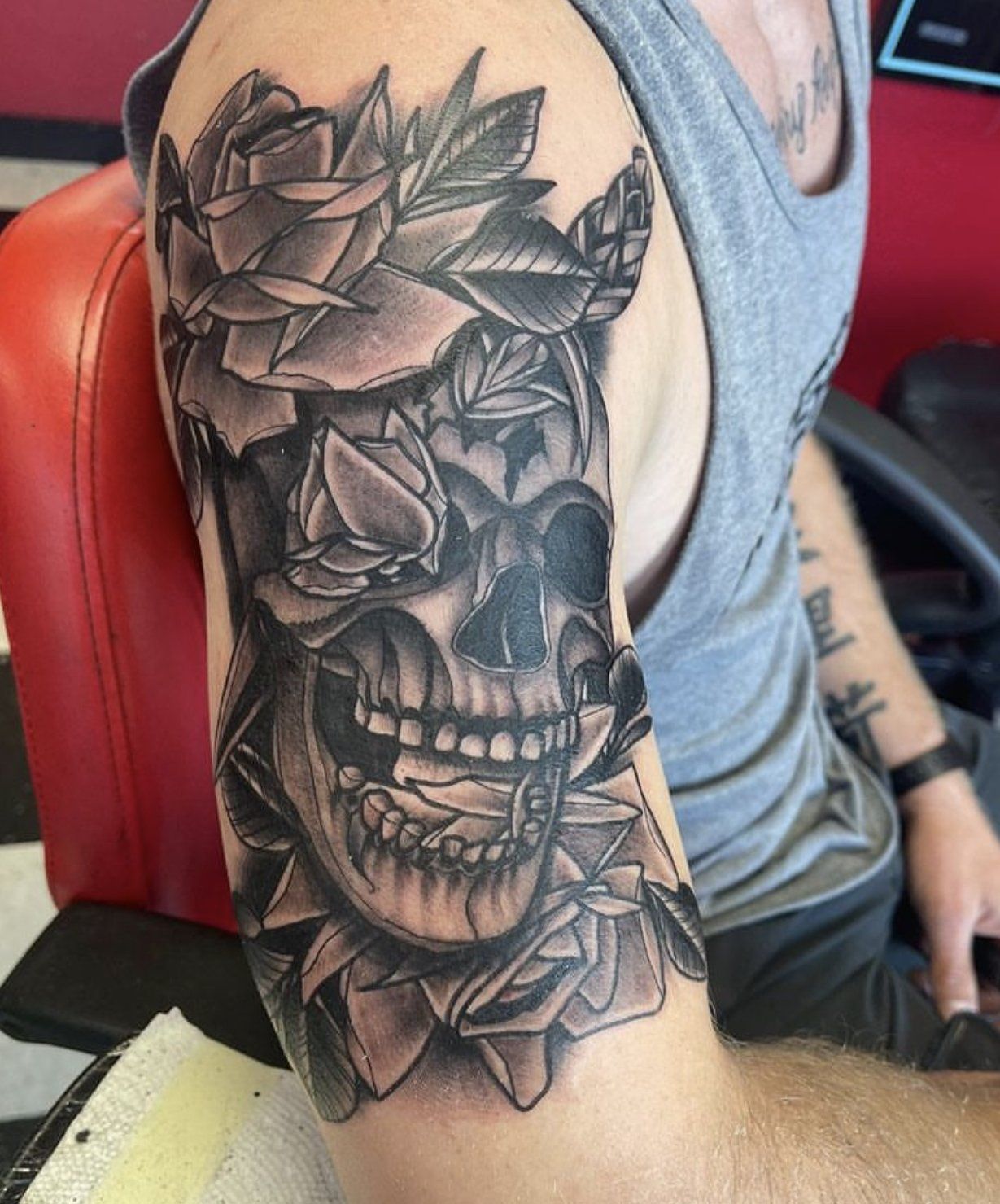 Tattoo on upper arm skull with leaves