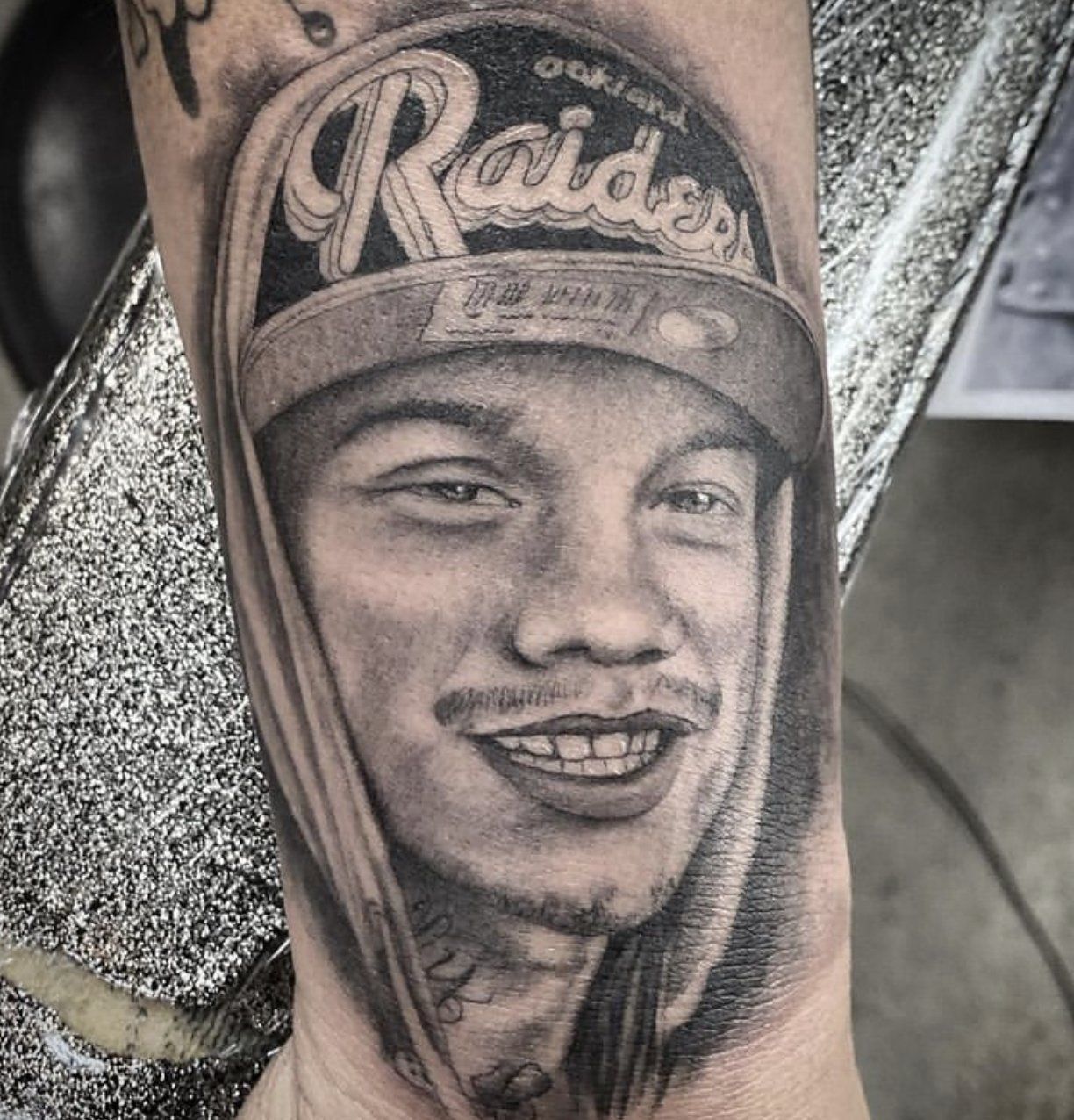 Tattoo man wearing baseball cap raiders