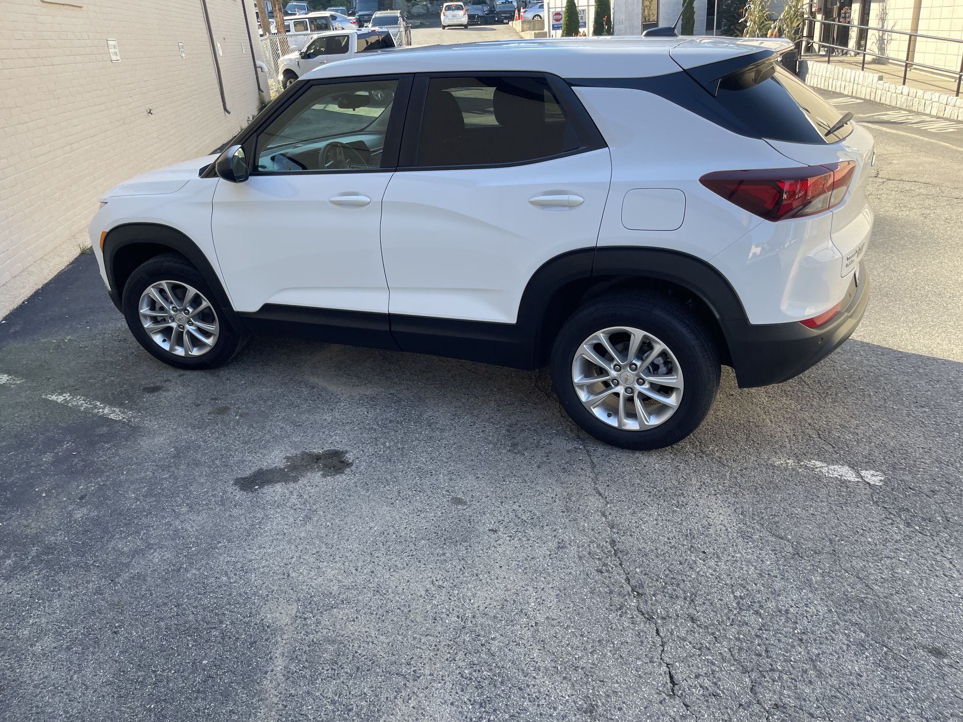A white chevrolet trailblazer is parked in a parking lot.