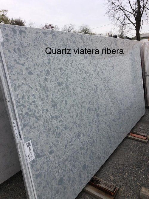 A large slab of quartz is sitting on top of a pallet.