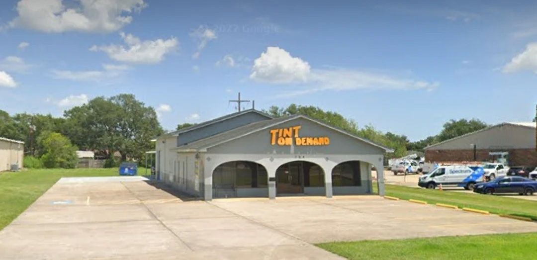 A large building with a lot of cars parked in front of it.