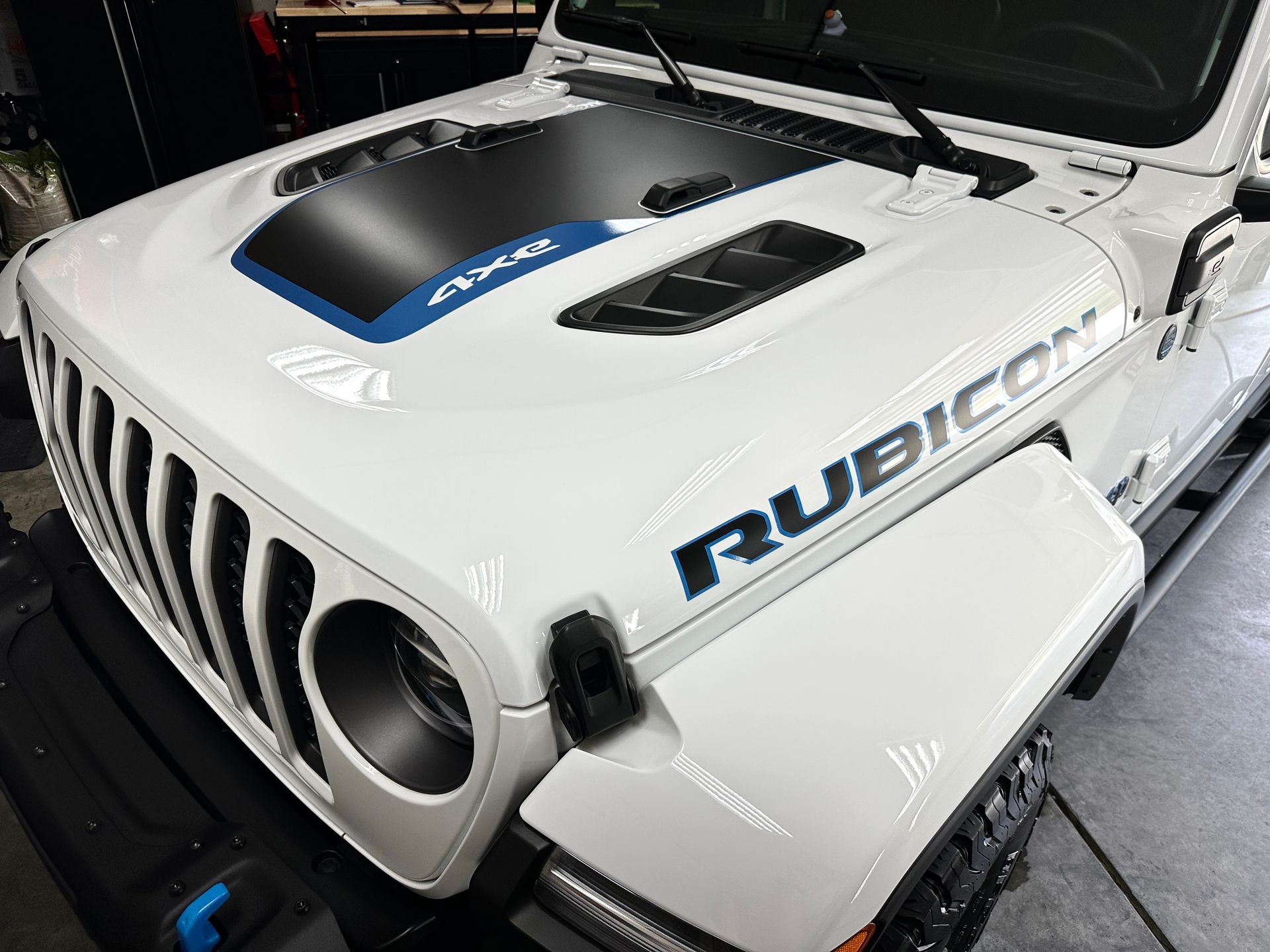 White Jeep Wrangler Rubicon, hood with blue and black accents, 
