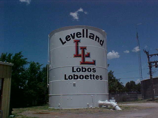 A large white water tank that says Levelland Lobos Loboettes