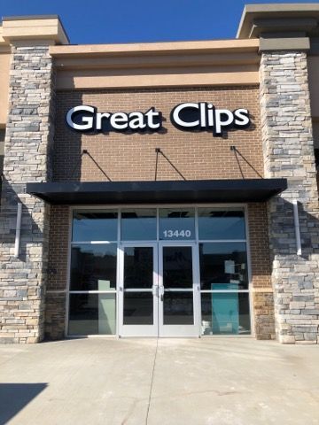 The front of a great clips store with a brick building
