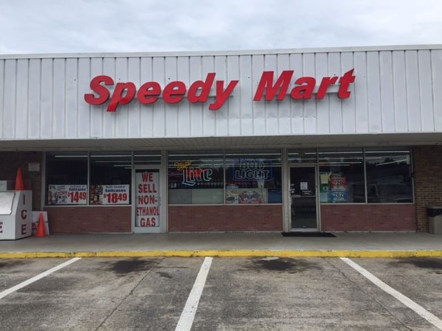 A speedy mart store with a parking lot in front of it