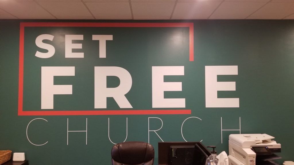 A sign on a wall that says set free church