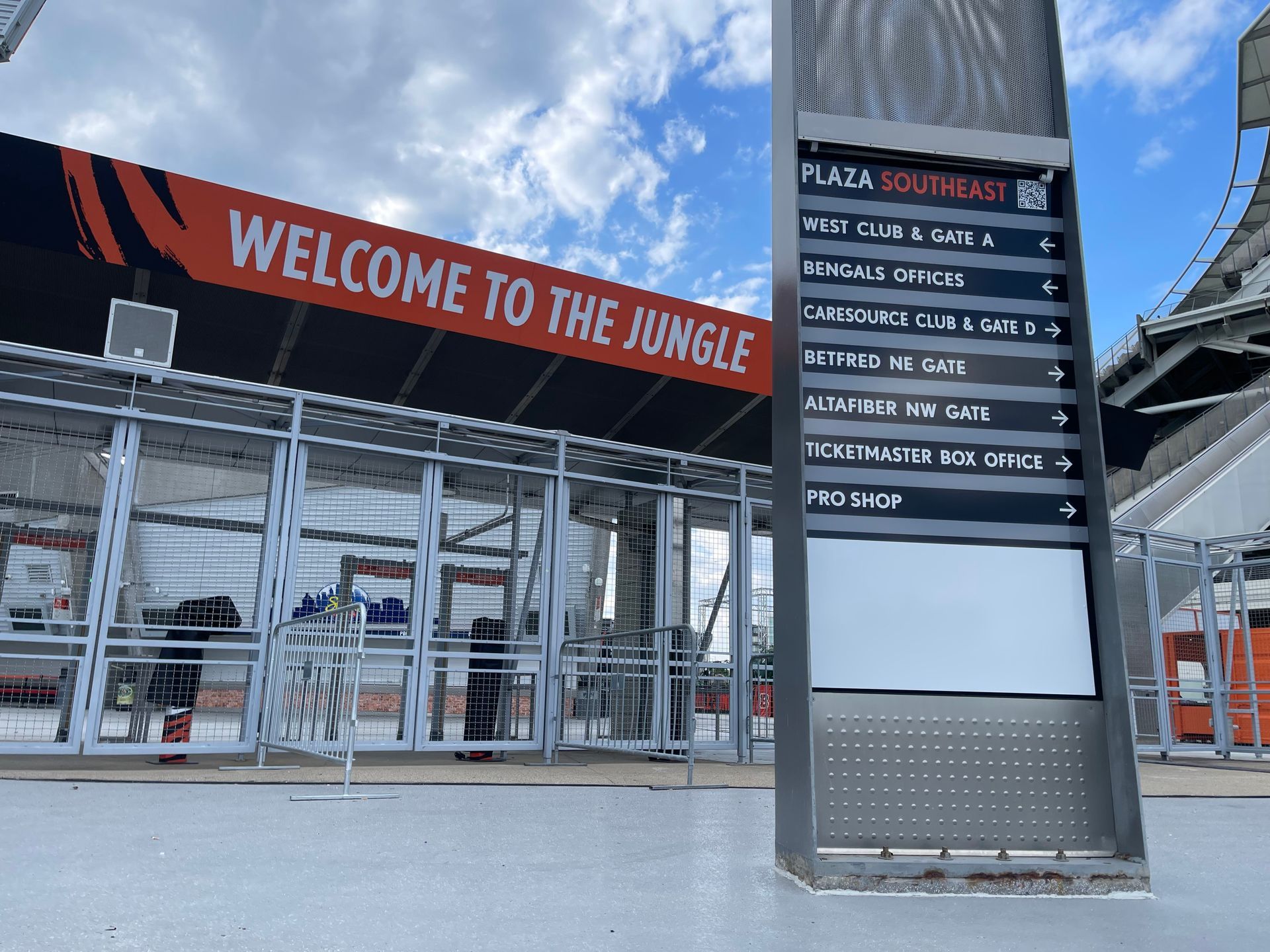 A sign that says welcome to the jungle on it