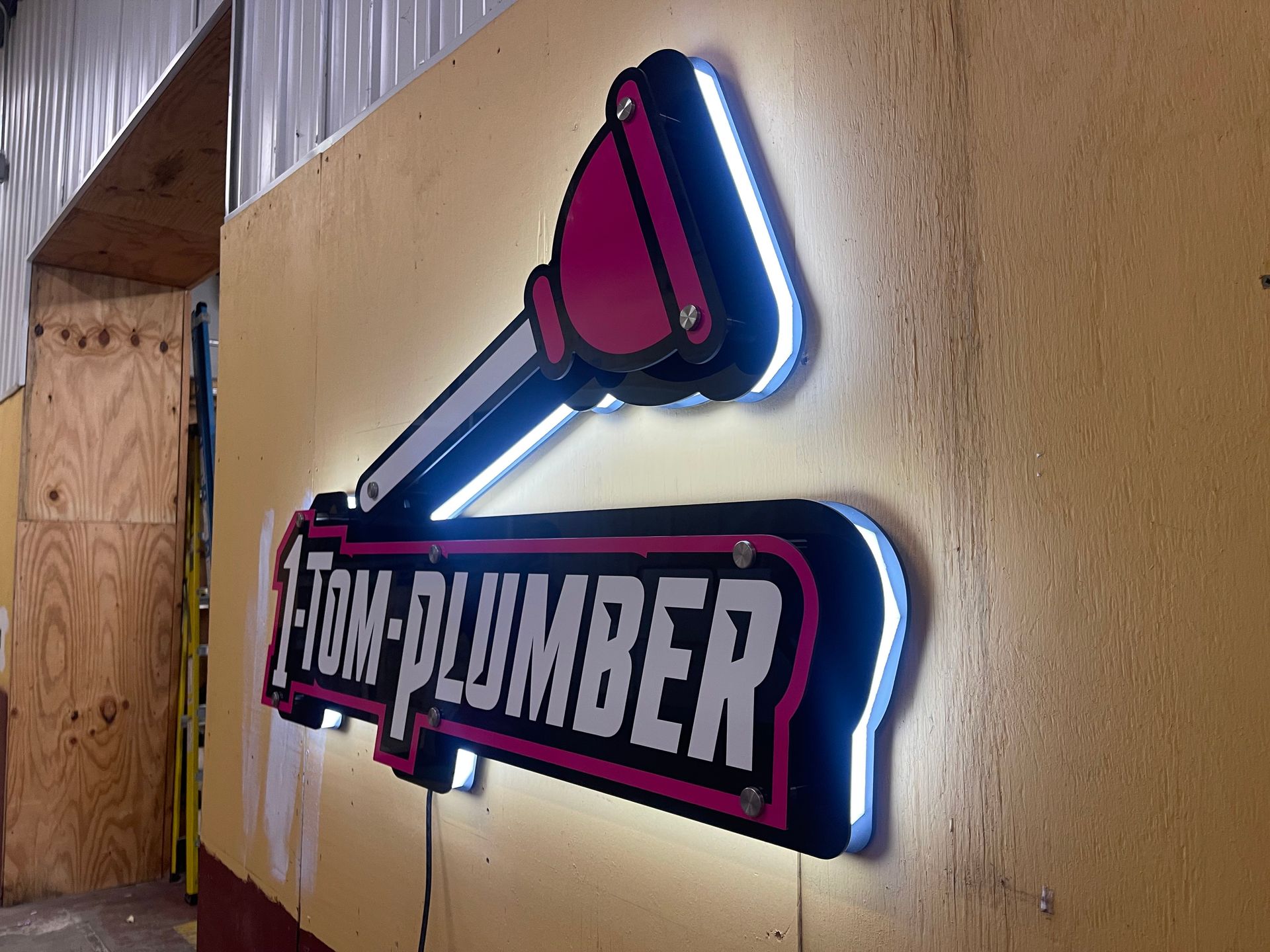 A sign that says tom-plumber on it