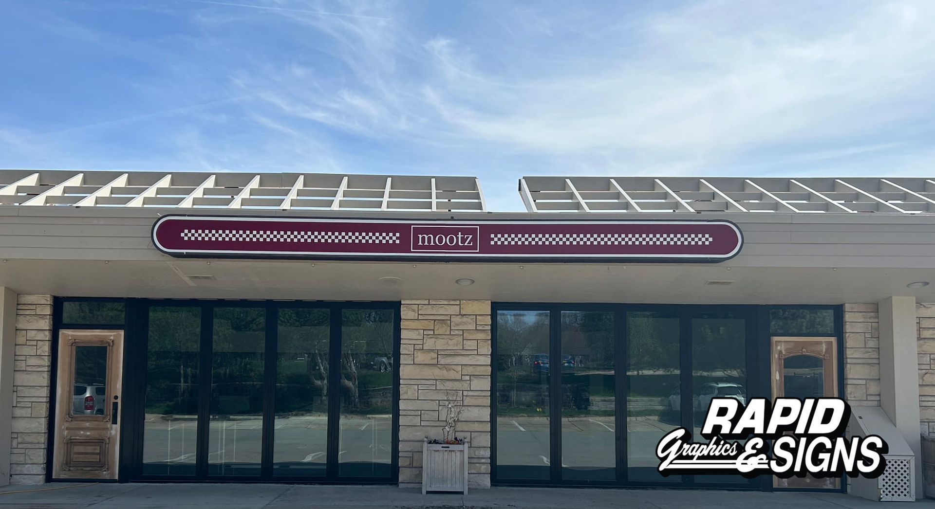 A building with a sign that says rapid signs on it