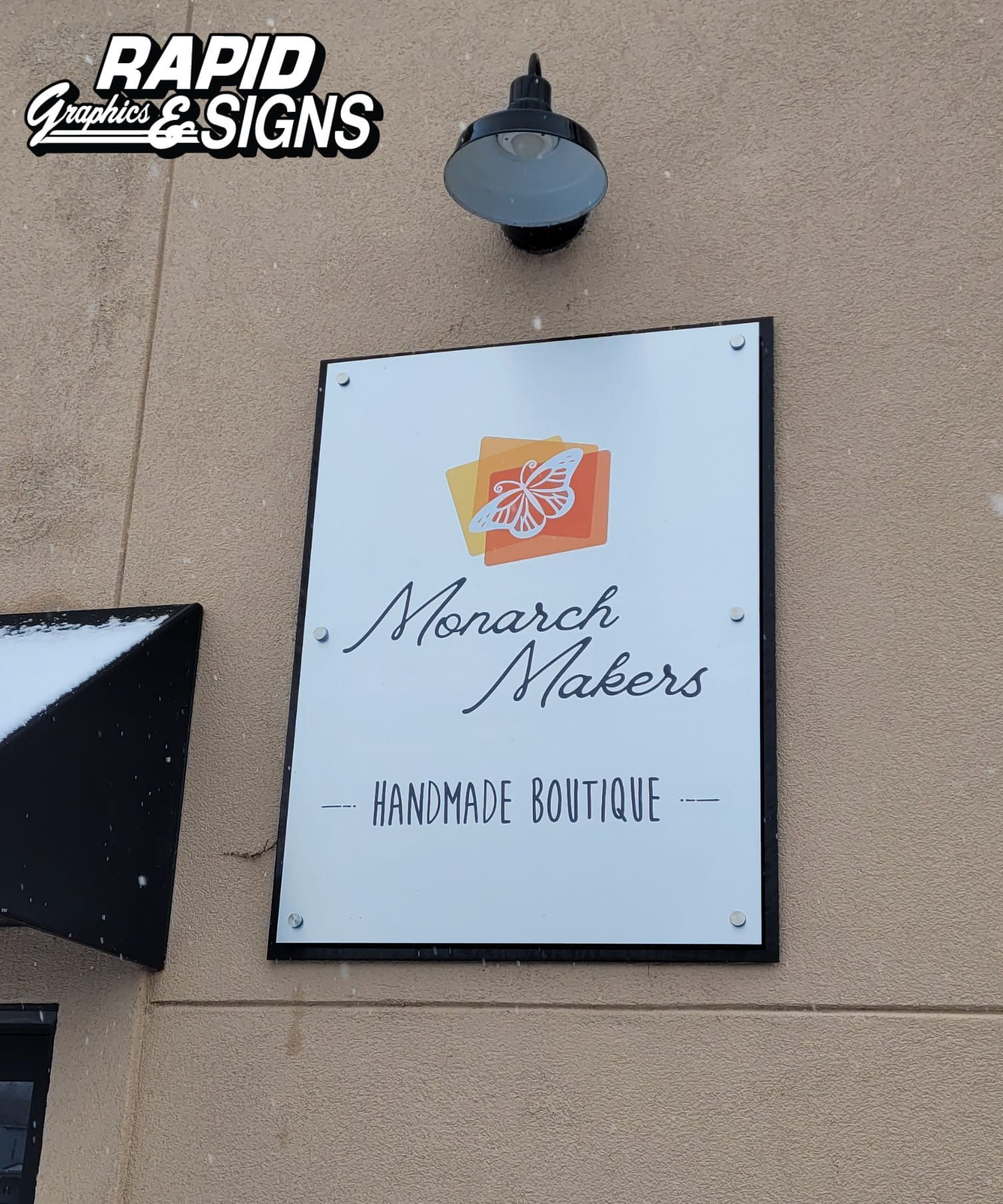 A sign on the side of a building that says monarch makers