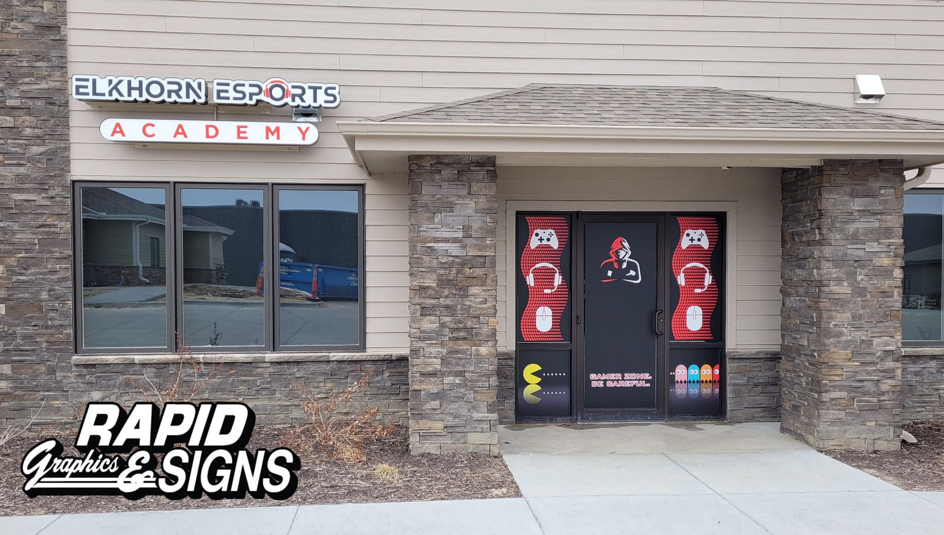 A building with a sign that says rapid signs on it