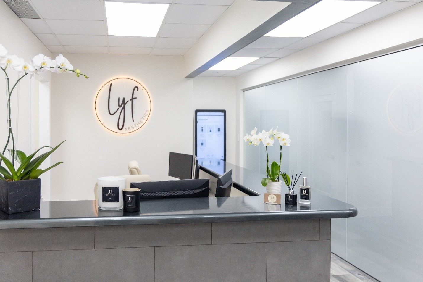 Reception area with dark counter, 