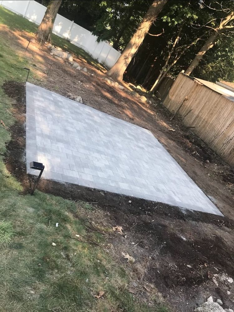 A concrete slab is sitting in the middle of a grassy field.