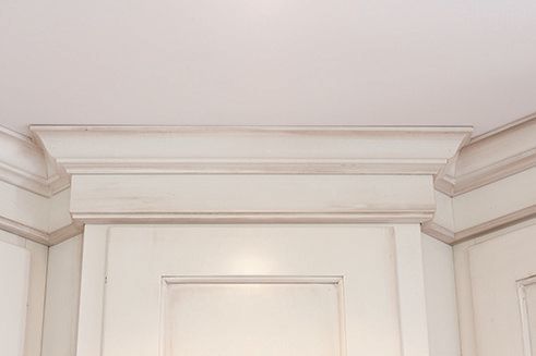 A close up of a white molding on the ceiling of a room.