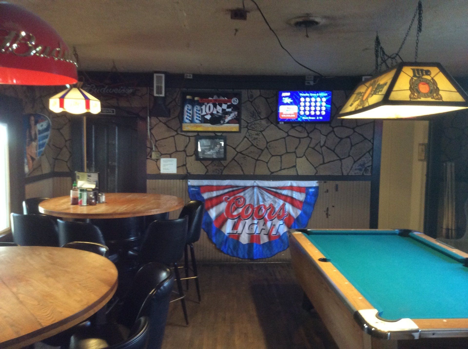 Keyhole Pizza seating area and indoor games