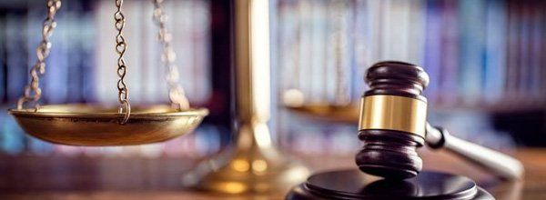 Law scale and gavel