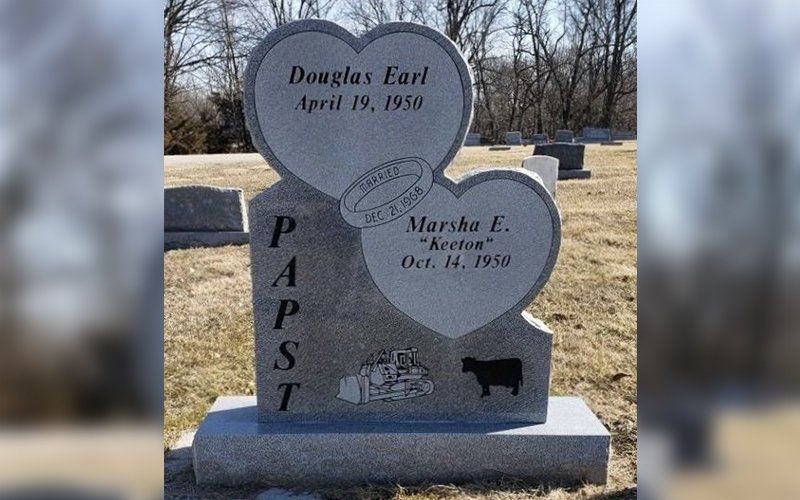 tomb with two hearts