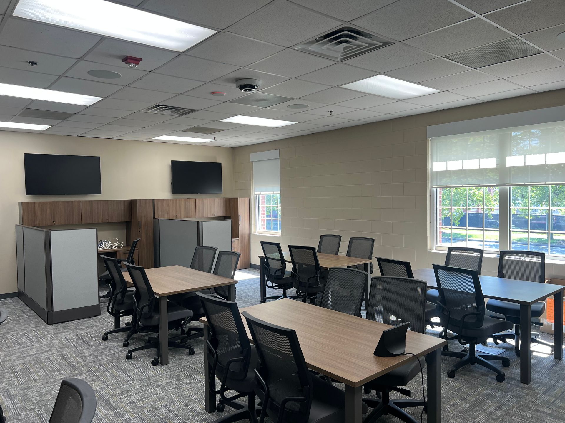 There are many tables and chairs in this room.