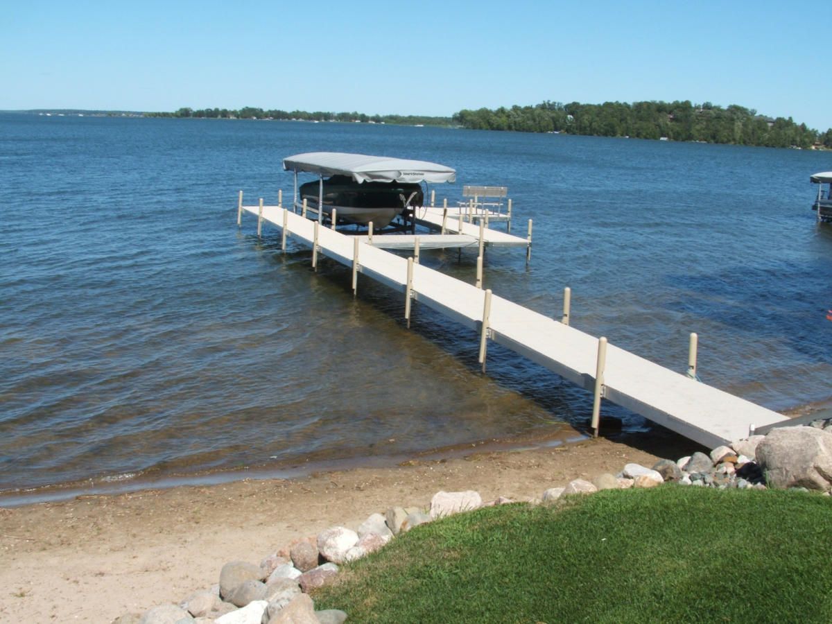 A boat is docked at a dock on a lake