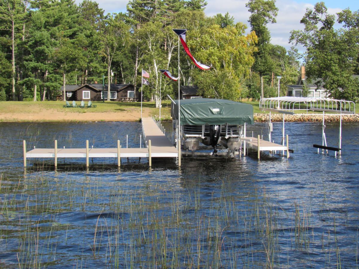 A boat is docked at a dock on a lake