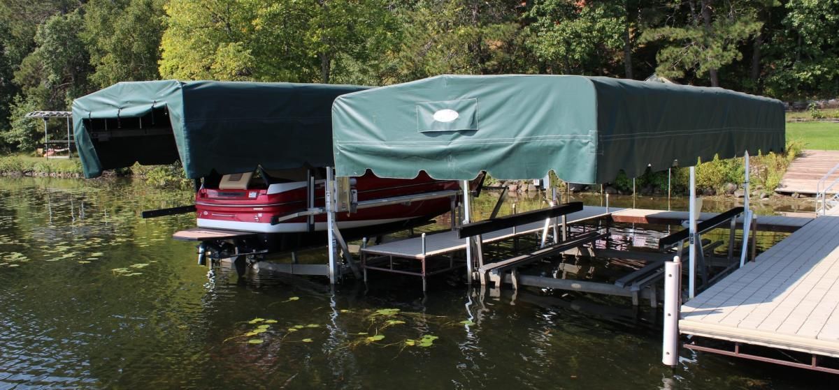 A boat is docked at a dock on a lake.