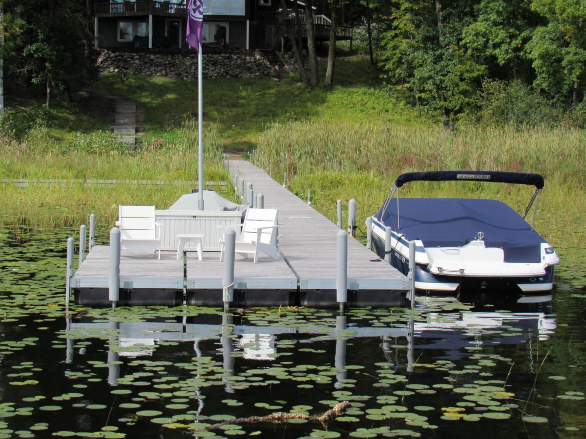 A boat is docked at a dock on a lake