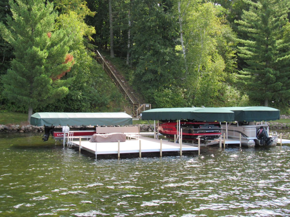 A boat is docked at a dock on a lake