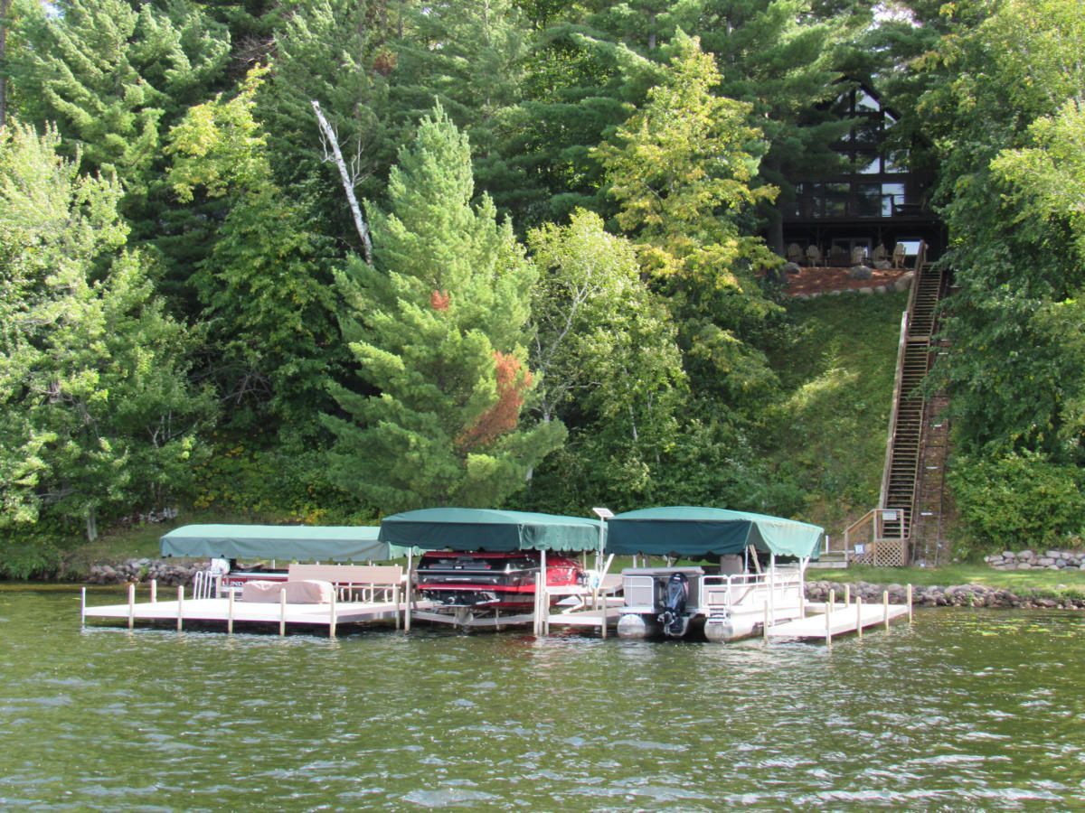 A boat is docked at a dock on a lake