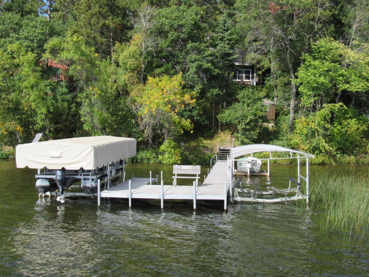 A boat is docked at a dock on a lake