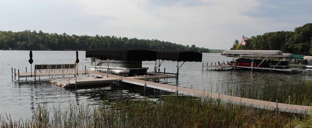 A boat is docked at a dock on a lake