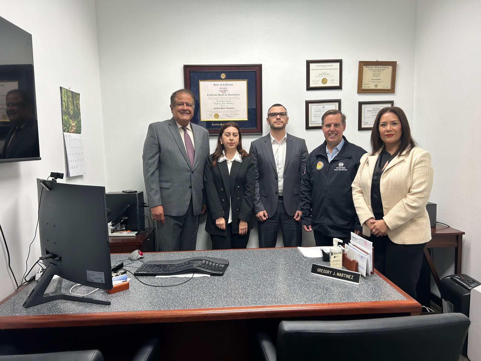 A group of people are posing for a picture in a conference room.