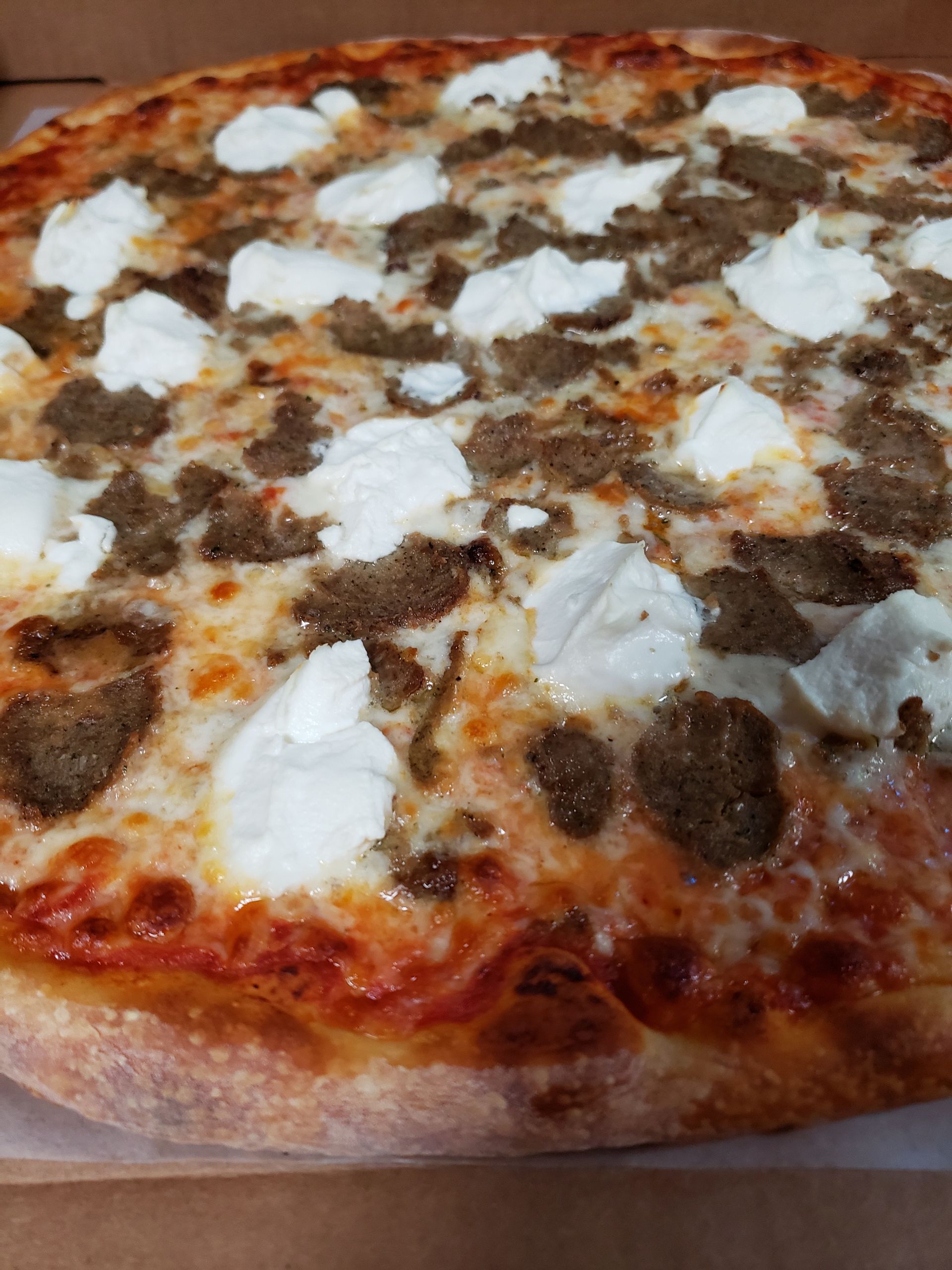 Pizza with white cheese