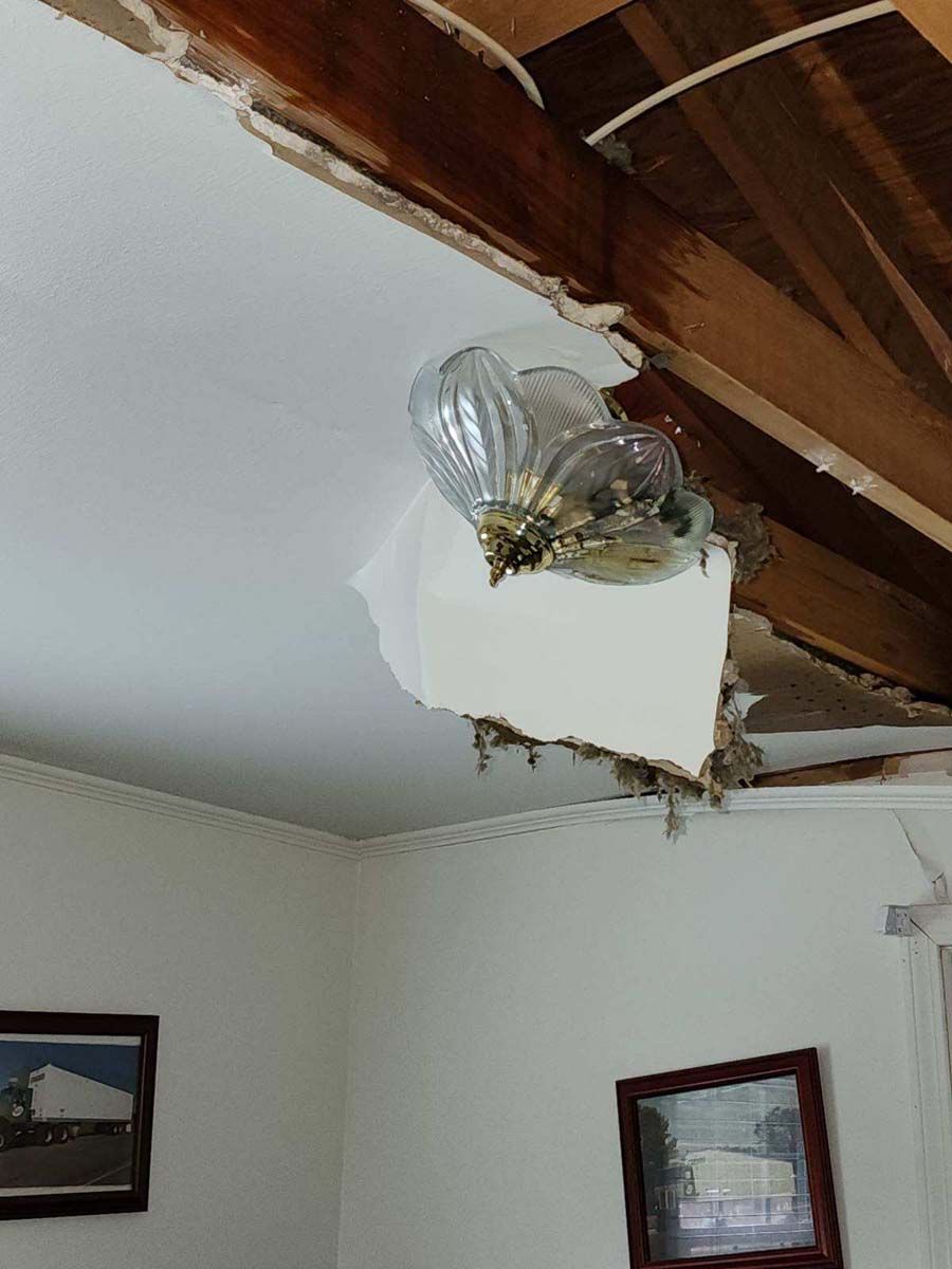A ceiling fan is hanging from the ceiling of a room.