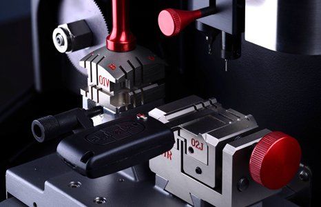 Automotive key cutting machine