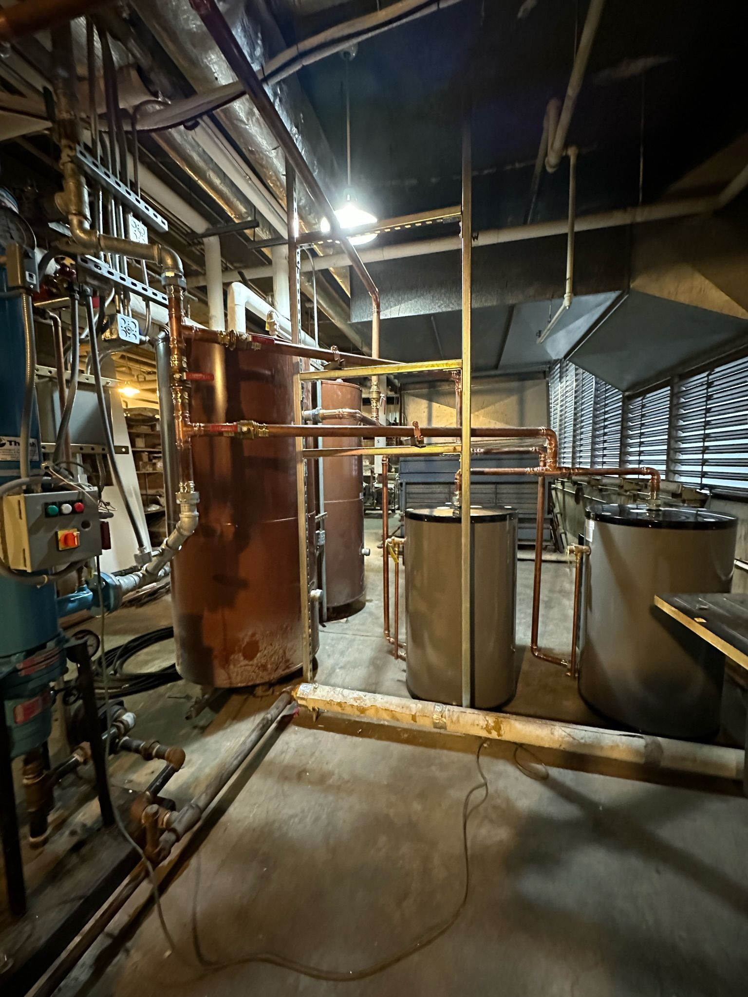 A room with a lot of pipes and barrels in it