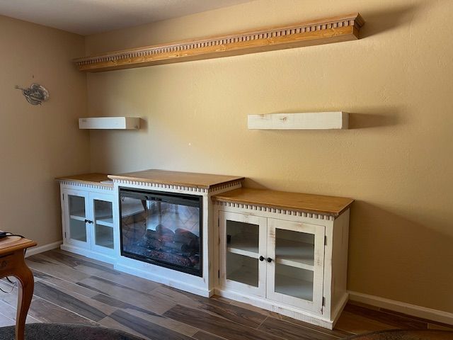 A fireplace in the middle of the room