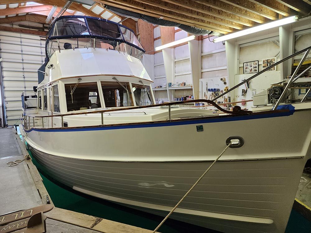 A boat is docked in a warehouse next to a dock.