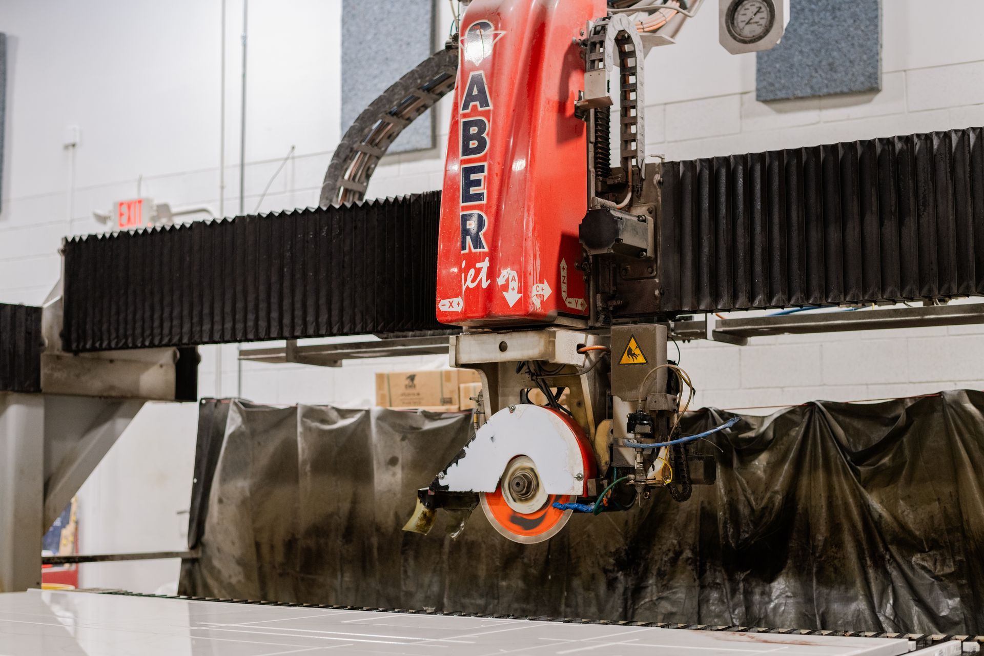 Industrial machine for stone cutting