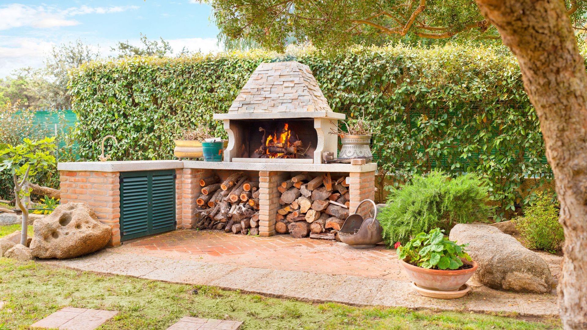 outdoor kitchen