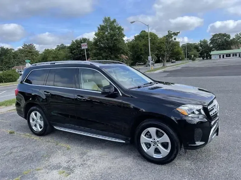 A black mercedes benz gl 550 is parked in a parking lot.
