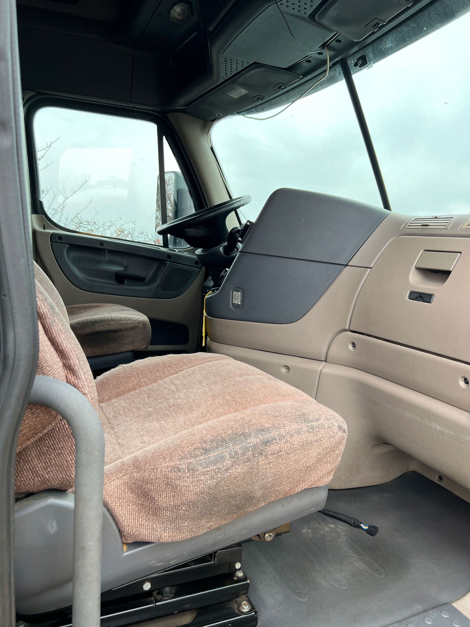 2015 Freightliner Cascadia driver seat