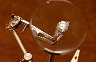 Magnifying diamond ring