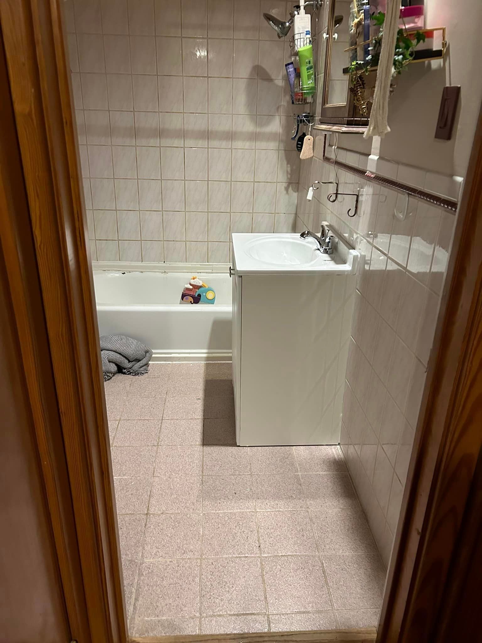 a bathroom with a tub , sink , and mirror .