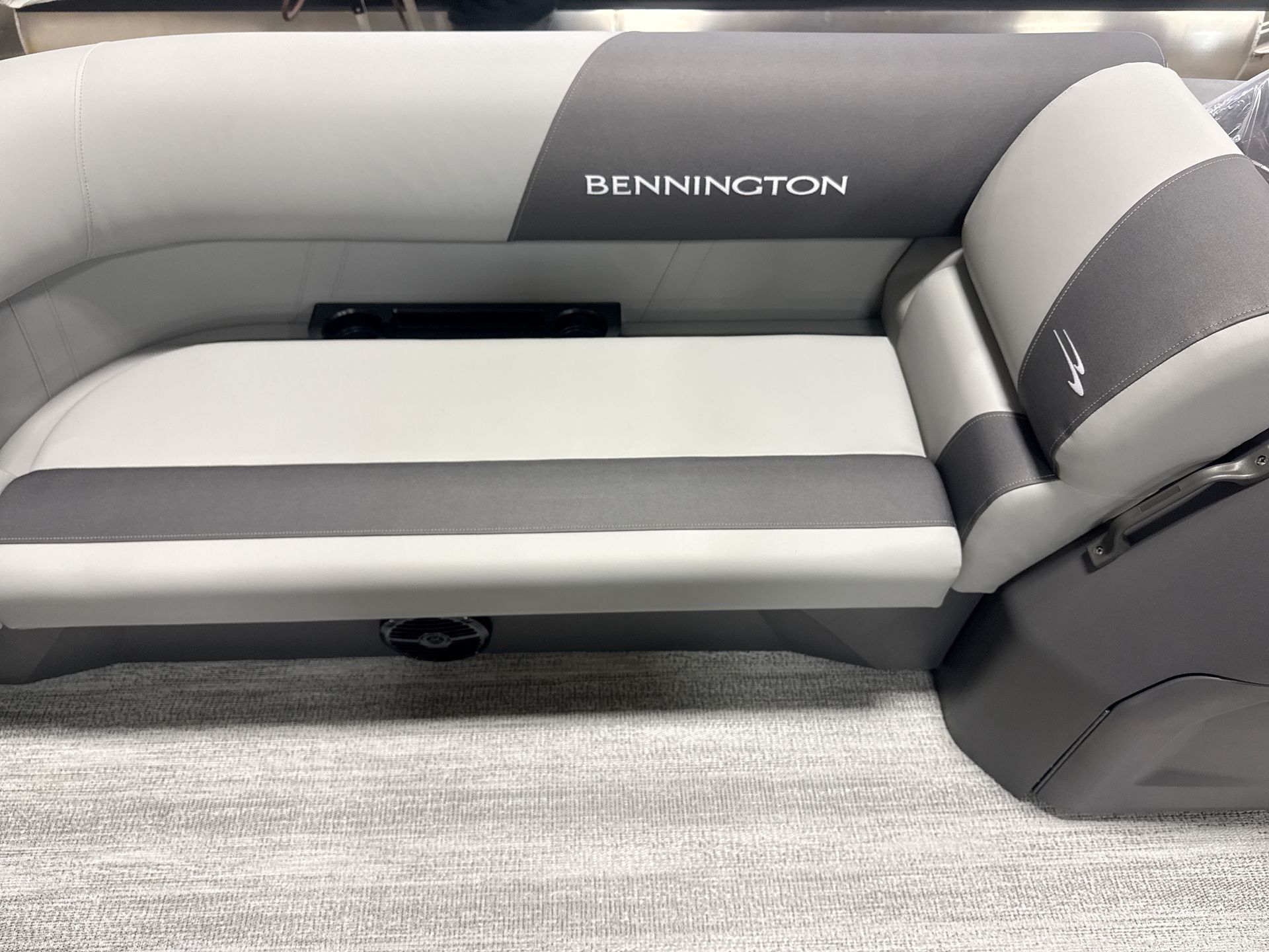 Bennington 2026 S Cruise Jump Seat
