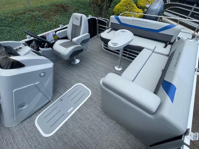 2024 Bennington 22 SXSB (Swingback)